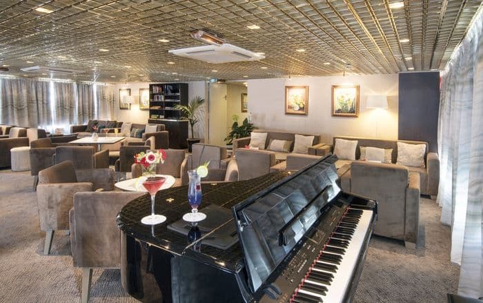 CroisiEurope MS LA Belle de'Adriatique Pianorama Bar.jpg